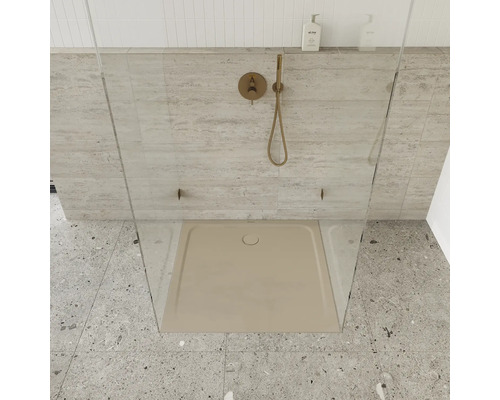 Inloopdouche met douchebak, douchearmatuur en douchekop.