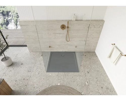 Inloopdouche met douchebak, kraan en handdoekrek in een heldere badkamer