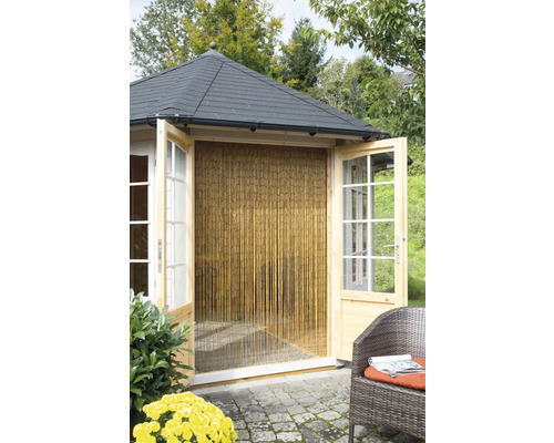 Tuinpaviljoen met openstaande deuren en bamboe gordijn