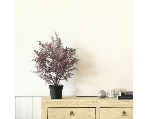 Kunstmatige varen in een zwarte pot op een houten dressoir