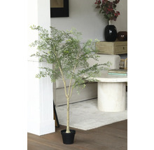 Decoratieve kunstplant met groene bladeren in een zwarte pot
