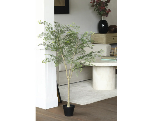 Decoratieve kunstplant met groene bladeren in een zwarte pot