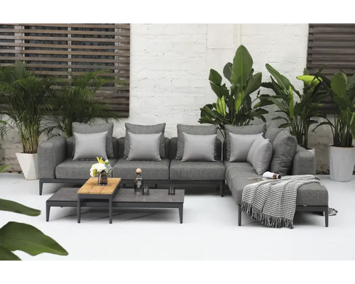 Grijze tuinloungegroep met salontafel en decoratie op een terras