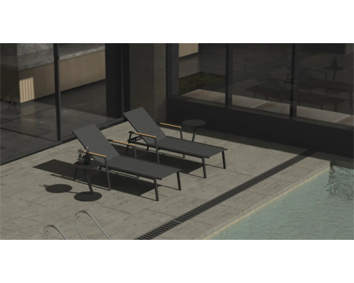 Twee ligstoelen en een bijzettafel naast een zwembad