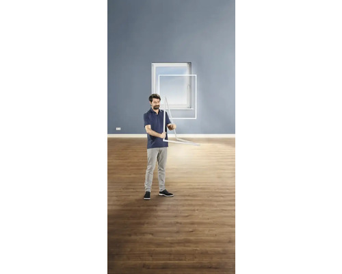 Een man monteert een insectenhor voor een raam.