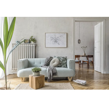 Woonkamer met bank, houten tafel en decoraties voor een gezellige sfeer