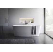 Moderne badkamer met vrijstaand bad, kraan, handdoek en opbergvak