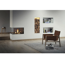 Woonkamer met open haard, houtopslag en leeshoek
