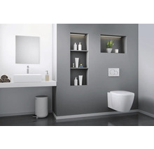 Moderne badkamer met wastafel, spiegel, toilet en opbergvakken