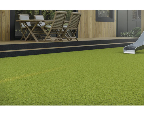 Buitenkant met groen kunstgras, terras en tuinmeubelen.