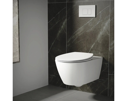 Wandhangend toilet met bedieningspaneel voor een donkere marmeren wand