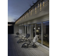 Buitenscène met ijspegelverlichting, ligstoelen en decoratie