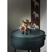Decoratief vliegtuig met elandfiguur en verlichting op een bijzettafel