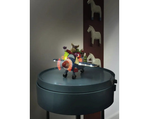Decoratief vliegtuig met elandfiguur en verlichting op een bijzettafel