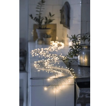 Decoratieve lichtslinger op een aanrechtblad, die een warme sfeer creëert.