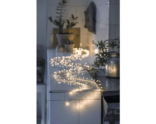 Decoratieve lichtslinger op een aanrechtblad, die een warme sfeer creëert.