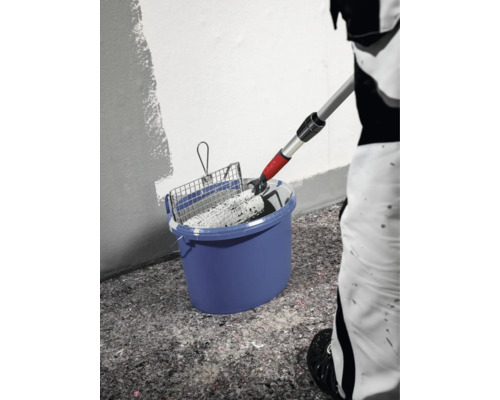 Verfemmer met verfroller, afstrijkrooster en telescopische steel voor het schilderen
