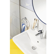 Moderne badkamer wastafel met kraan, handdoekring, tandenborstels en spiegel