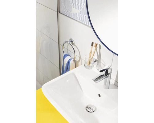 Moderne badkamer wastafel met kraan, handdoekring, tandenborstels en spiegel