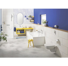 Lichte badkamer met bad, wastafel, toilet en douche