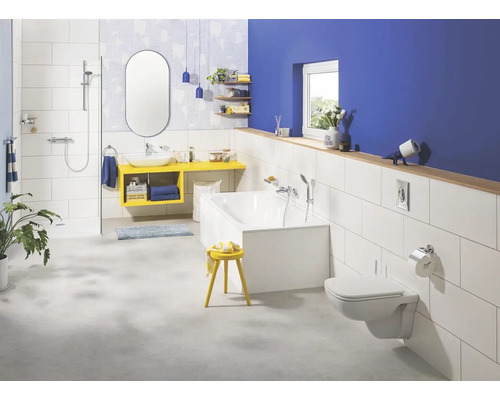 Lichte badkamer met bad, wastafel, toilet en douche