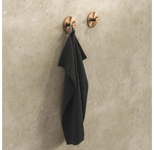 Handdoek aan wandhaak in de badkamer