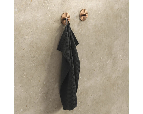 Handdoek aan wandhaak in de badkamer