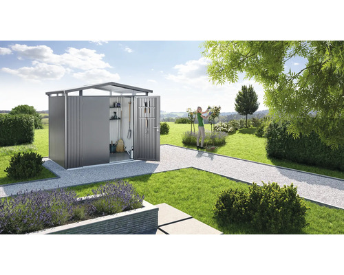 Tuin met open gereedschapsschuur, tuingereedschap en vrouw