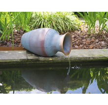 Decoratieve amfoor als waterspuwer voor de tuinvijver