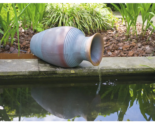 Decoratieve amfoor als waterspuwer voor de tuinvijver