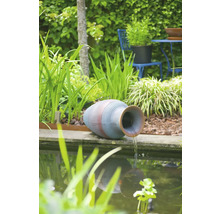 Decoratieve tuin fontein amfora spuit water in een vijver