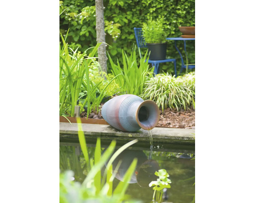 Decoratieve tuin fontein amfora spuit water in een vijver