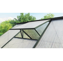 Close-up van een dakraam van een kas met polycarbonaatplaten
