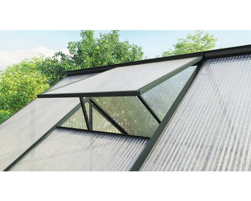 Close-up van een dakraam van een kas met polycarbonaatplaten