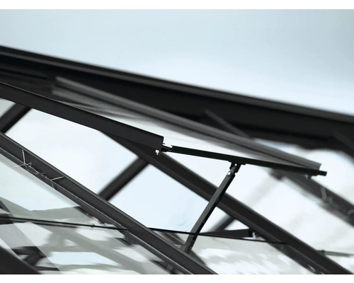 Detailaanzicht van het open dakraam van een kas.