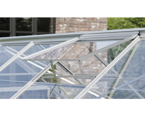 Close-up van een kas met open ramen voor ventilatie