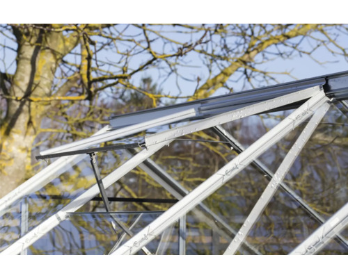 Detailopname van een kas met een open raam voor ventilatie