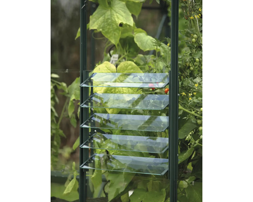 Close-up van een kasraam met lamellen voor ventilatie.