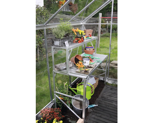 Kasinterieur met rekken, planten en tuingereedschap