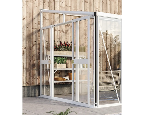 Kweekkas met planken en planten tegen een houten muur