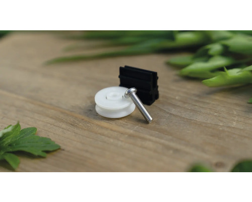 Schuifdeurrol, glijstuk en schroef op een houten tafel