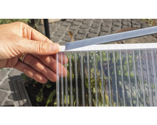 Persoon houdt een kanaalplaat met profiel vast