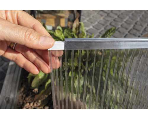 Hand houdt transparante kanaalplaat met profiel vast