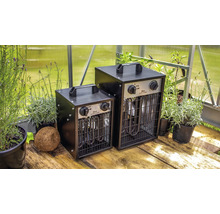 Twee kasverwarmers met een vermogen van twee kilowatt en drie kilowatt staan op een houten vloer.
