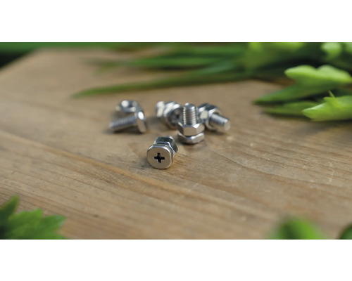 Verschillende schroeven op een houten tafel