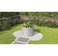 Metalen verhoogde tuinbak in de tuin met beplanting