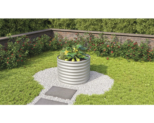 Metalen verhoogde tuinbak in de tuin met beplanting