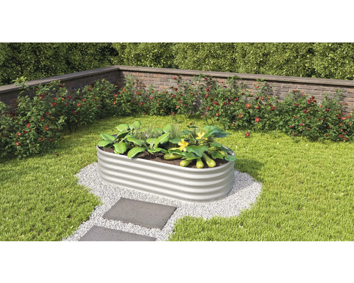Metalen plantenbak in de tuin met beplanting