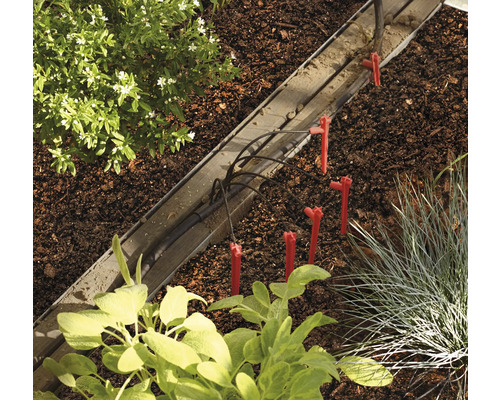 Tuinbewateringssysteem met druppelaars in een tuinbed