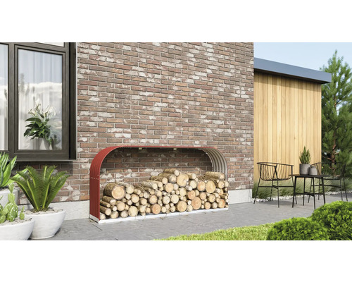 Houtopslagrek van metaal, gevuld met brandhout, voor een huismuur